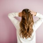 Ragazza che si tocca i capelli