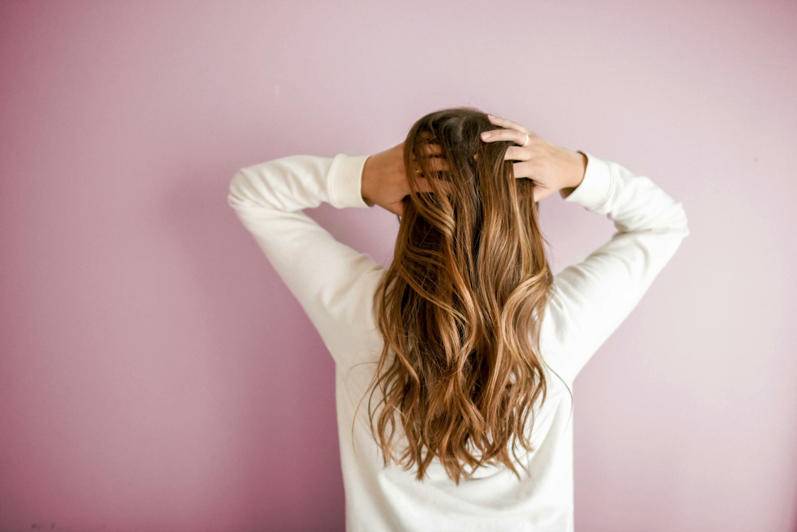Ragazza che si tocca i capelli